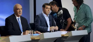 Grèce : Tsipras concurrencé par la droite Alexis Tsipras (au centre) et Evangelos Meïmarakis, le leader conservateur de la Nouvelle Démocratie, avant un débat télévisé, mercredi à Athènes. Crédits photo : MICHALIS KARAGIANNIS/REUTERS
