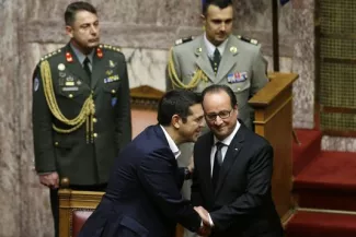 Au Parlement grec, le 23 octobre 2015. La relation entre Alexis Tsipras (gauche) et François Hollande s'est renforcée grâce à l'intervention de la France pour éviter la sortie de la Grèce de la zone euro, en juillet.


