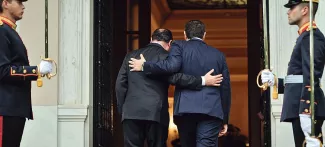 Le premier ministre grec, Alexis Tsipras, accueille François Hollande, vendredi à Athènes. Crédits photo : LOUISA GOULIAMAKI/AFP



