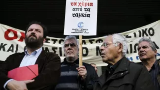 La Grèce à nouveau en grève pour protester contre l'austérité À la veille de la grève générale, des journalistes manifestaient mercredi à Athènes contre la réforme des retraites. Crédits photo : ALKIS KONSTANTINIDIS/REUTERS