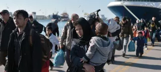 Des migrants débarquent sur le port du Pirée en provenance des îles grecques de Lesbos et Chios, lundi à Athènes. Crédits photo : LOUISA GOULIAMAKI/AFP


