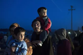 Des migrants font la queue lors d'une distribution alimentaire organisée à la frontière gréco-macédonienne.


