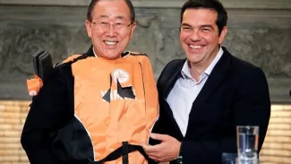 Tsipras offre un gilet de sauvetage à Ban Ki-moon Tsipras offre un gilet de sauvetage à Ban Ki-moon.