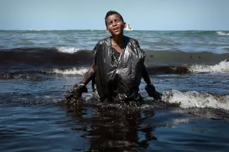 Un pétrolier grec soupçonné d'être responsable de la marée noire au Brésil Un pétrolier grec soupçonné d'être responsable de la marée noire au Brésil.