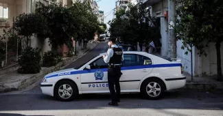 Grèce : 41 migrants découverts dans un camion frigorifique Grèce : 41 migrants découverts dans un camion frigorifique.