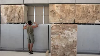 Pékin souhaite le retour à Athènes des frises du Parthénon exposée à Londres La Grèce a construit en 2008 un nouveau musée pour accueillir les frises du Parthénon. LOUISA GOULIAMAKI/AFP