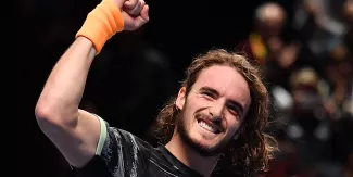 Tennis : Tsitsipas bat Federer et se qualifie pour la finale du masters de Londres Tennis : Tsitsipas bat Federer et se qualifie pour la finale du masters de Londres.