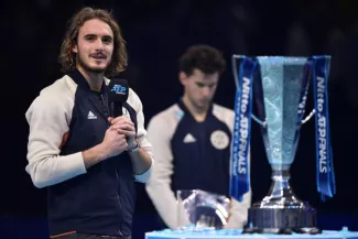 Stefanos Tsitsipas, avec Dominic Thiem en second plan, pendant la cérémonie de clôture du Masters. (T. O'Brien/Reuters)


