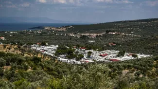 Athènes veut enfermer les migrants dans des centres Moria, le principal camp de migrants sur l’île de Lesbos en Grèce, immortalisé pendant l’été 2018. ARIS MESSINIS/AFP