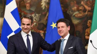 Migrants: la Grèce met en cause le manque de solidarité des Vingt-Sept Kyriakos Mitsotakis était à Rome pour réfléchir, avec son homologue italien Giuseppe Conte, à des solutions en vue du prochain sommet européen. ANDREAS SOLARO/AFP
