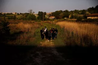 Dans le nord de la Grèce, l’accueil des réfugiés divise Un groupe de réfugiés se dirige vers la ville grecque de Didymotique après avoir traversé le fleuve Evros, frontière naturelle entre la Grèce et la Turquie, en avril 2018. Alkis Konstantinidis / REUTERS
