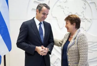 Le premier ministre grec, Kyriakos Mitsotakis, et la directrice générale du FMI, Kristalina Georgieva, au siège de l’institution, à Washington, le 7 janvier. STEPHEN JAFFE / AFP


