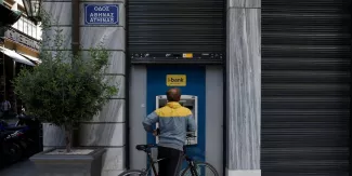 La Grèce emprunte au même niveau que l’Italie, signe de l’amélioration de son économie La Grèce emprunte au même niveau que l’Italie, signe de l’amélioration de son économie.