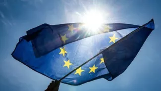 Colère d'Ankara après un drapeau turc déchiré par un eurodéputé grec au Parlement européen Lors d'un débat sur la situation des migrants dans les îles grecques, le député européen indépendant Yannis Lagos a critiqué la Turquie avant de déchirer son drapeau.