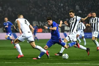 Foot - Grèce : l'Olympiakos domine le PAOK et prend ses distances en tête Konstantinos Tsimikas (en bleu) est à l'origine du but de l'Olympiakos. (STRINGER/Reuters)