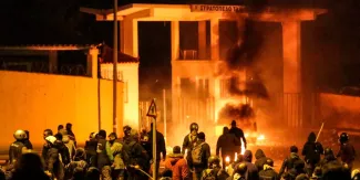 Grèce: violents incidents à Lesbos et Chios contre les nouveaux camps pour migrants Grèce: violents incidents à Lesbos et Chios contre les nouveaux camps pour migrants.
