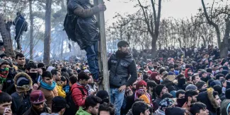 Plus de 13 000 migrants passés par la Turquie repoussés, parfois violemment, par la Grèce à sa frontière Plus de 13 000 migrants passés par la Turquie repoussés, parfois violemment, par la Grèce à sa frontière.