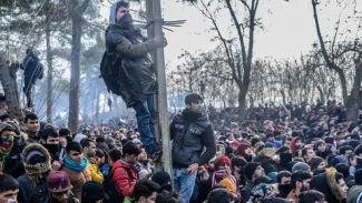 La Grèce a empêché l'entrée de 10 000 migrants en 24 heures Des centaines de migrants à la frontière entre la Grèce et la Turquie, à Pazarkule.
