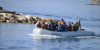 Des garde-côtes grecs tirent à balles réelles en direction de bateaux de migrants pour les faire fuir Des garde-côtes grecs tirent à balles réelles en direction de bateaux de migrants pour les faire fuir.