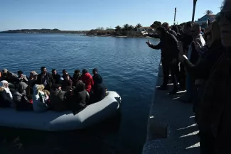 Grèce : incidents à Lesbos où des habitants empêchent des migrants de débarquer Grèce : incidents à Lesbos où des habitants empêchent des migrants de débarquer.
