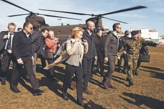 L’Europe refuse le chantage migratoire de la Turquie et apporte son soutien à la Grèce De g. à dr., au premier rang: Ursula von der Leyen, Charles Michel et Kyriakos Mitsotakis. Image: AFP
