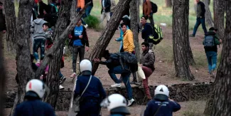 La police turque tire des gaz lacrymogènes à la frontière grecque, les autorités indiquent des "tirs à balles réelles" et la mort d'un migrant (Mise à jour) La police turque tire des gaz lacrymogènes à la frontière grecque, les autorités indiquent des "tirs à balles réelles" et la mort d'un migrant (Mise à jour).