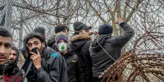 La Grèce dément avoir tiré à balles réelles sur des migrants massés à la frontière turque La Grèce dément avoir tiré à balles réelles sur des migrants massés à la frontière turque.