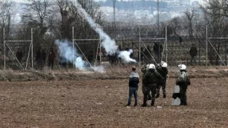 Grèce : des projectiles "potentiellement mortels" utilisés à la frontière? Des soldats grecs lancent des grenades lacrymogènes, le 4 mars 2020, près de la frontière gréco-turque près de Kastanies