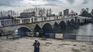 La Turquie déploie des renforts pour empêcher la Grèce de repousser les migrants Une femme migrante et son enfant sur le quai de la rivière Toundja, près de Pazarkule dans le nord-ouest de la Turquie, le 5 mars 2020.