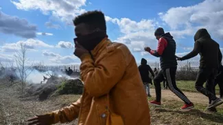 Ankara ordonne à ses garde-côtes de stopper les migrants en mer Egée Migrants près de la frontière entre Turquie et Grèce près de Pazarkule le 7 mars 2020