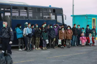 Les réfugiés sur l'île de Lesbos, avant leur transfert en camp fermé, le 20 mars.


