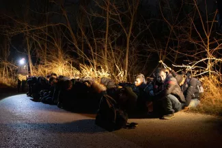 Un groupe de migrants arrêté par l'armée grecque près du village de Protoklisi, dans la région de Evros, le 10 mars.


