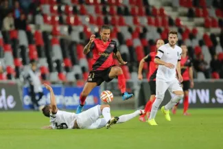 Foot - Coronavirus : le ballon de Guingamp-PAOK Salonique aux enchères Sylvain Marveaux en action face au PAOK. (V. Michel/L'Équipe)