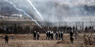 La police grecque a tiré à balles réelles sur des migrants début mars La police grecque a tiré à balles réelles sur des migrants début mars.