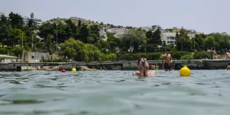 Coronavirus : en Grèce, la réouverture des plages aménagées, un test avant la saison touristique Coronavirus : en Grèce, la réouverture des plages aménagées, un test avant la saison touristique.