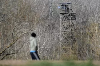 Surveillance militaire grecque à la frontière greco-turque, près du fleuve Evros, point de passage de nombreux migrants, en mars.


