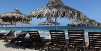Pour attirer les touristes, Chypre promet de payer les soins des vacanciers qui attrapent le coronavirus Pour attirer les touristes, Chypre promet de payer les soins des vacanciers qui attrapent le coronavirus.