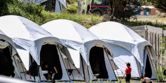 La Grèce prolonge le confinement des camps de migrants.