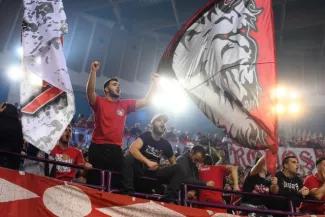 Basket : Dimitris Giannakopoulos (Panathinaïkos) attaqué par des ultras à son domicile Plusieurs dizaines d'ultras du club grec se sont rendues au domicile du propriétaire du Panathinaïkos pour manifester leur colère. (J. Prévost/L'Équipe)