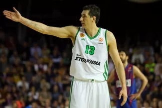 Basket - Euroligue : Dimitris Diamantidis, un géant de retour au Panathinaïkos Dimitris Diamantidis sous le maillot du Pana en 2013 contre Barcelone. (Urbanandsport/Cordon/Presse Sports)