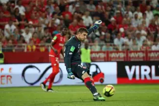 Foot - C3 : Bobby Allain titulaire dans le but de l'Olympiakos Bobby Allain sous le maillot dijonnais. (E. Garnier/L'Équipe)
