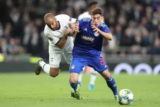 Foot - Transferts : Kostas Tsimikas (Olympiakos) rejoint Liverpool Tsimikas, ici au duel avec Lucas (Tottenham). (Charlotte Wilson/Presse Sports)