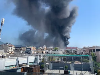 Grèce: Une usine en proie aux flammes à Athènes Grèce: Une usine en proie aux flammes à Athènes.