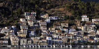 Sur l’île grecque de Poros, après une saison touristique gâchée, « l’hiver sera rude » Sur l’île grecque de Poros, après une saison touristique gâchée, « l’hiver sera rude ».