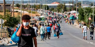 Lesbos: 6.000 réfugiés dans le nouveau camp, 157 personnes positives au coronavirus Lesbos: 6.