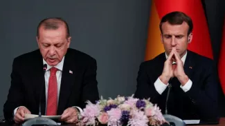 La pression retombe autour de la Grèce dans le face-à-face Macron-Erdogan La pression retombe autour de la Grèce dans le face-à-face Macron-Erdogan.