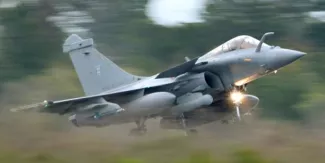 Rafale en Grèce : un contrat de 2 milliards d'euros pour Dassault Aviation et MBDA Le Rafale va voler dans le ciel de la Grèce (Crédits : © Charles Platiau / Reuters)