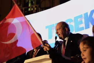 Chypre-Nord : l'élection d'un président pro-turc renforce l'ambition d'Erdogan sur la Méditerranée Ersin Tatar s'adresse à ses soutiens après sa victoire, dans le nord de Nicosie, dimanche soir.
