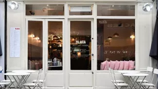 Filakia : Le Petit Café d'Athènes, chic cahute grecque Filakia : Le Petit Café d'Athènes, chic cahute grecque.