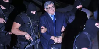 La cour pénale d'Athènes ordonne l'emprisonnement du chef du parti néonazi Aube dorée La cour pénale d'Athènes ordonne l'emprisonnement du chef du parti néonazi Aube dorée.